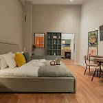 Trendy & Private Near Cismigiu & Calea Victoriei شقة